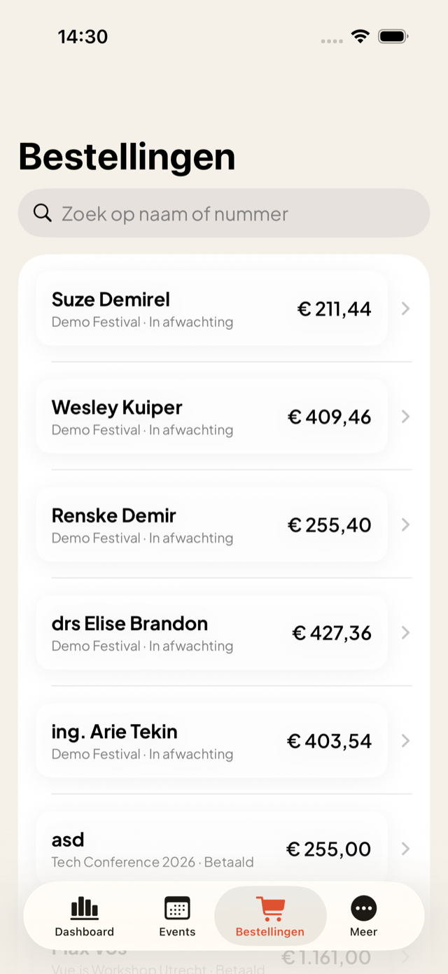 Bestellingen read-only met betalingen en refund-historie.